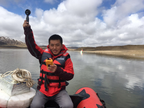 Dr Lishan Ran conducts in situ measurement of lake CO2 emissions and environmental characteristics on the Tibetan Plateau. (Photo credit: Lishan Ran)
 